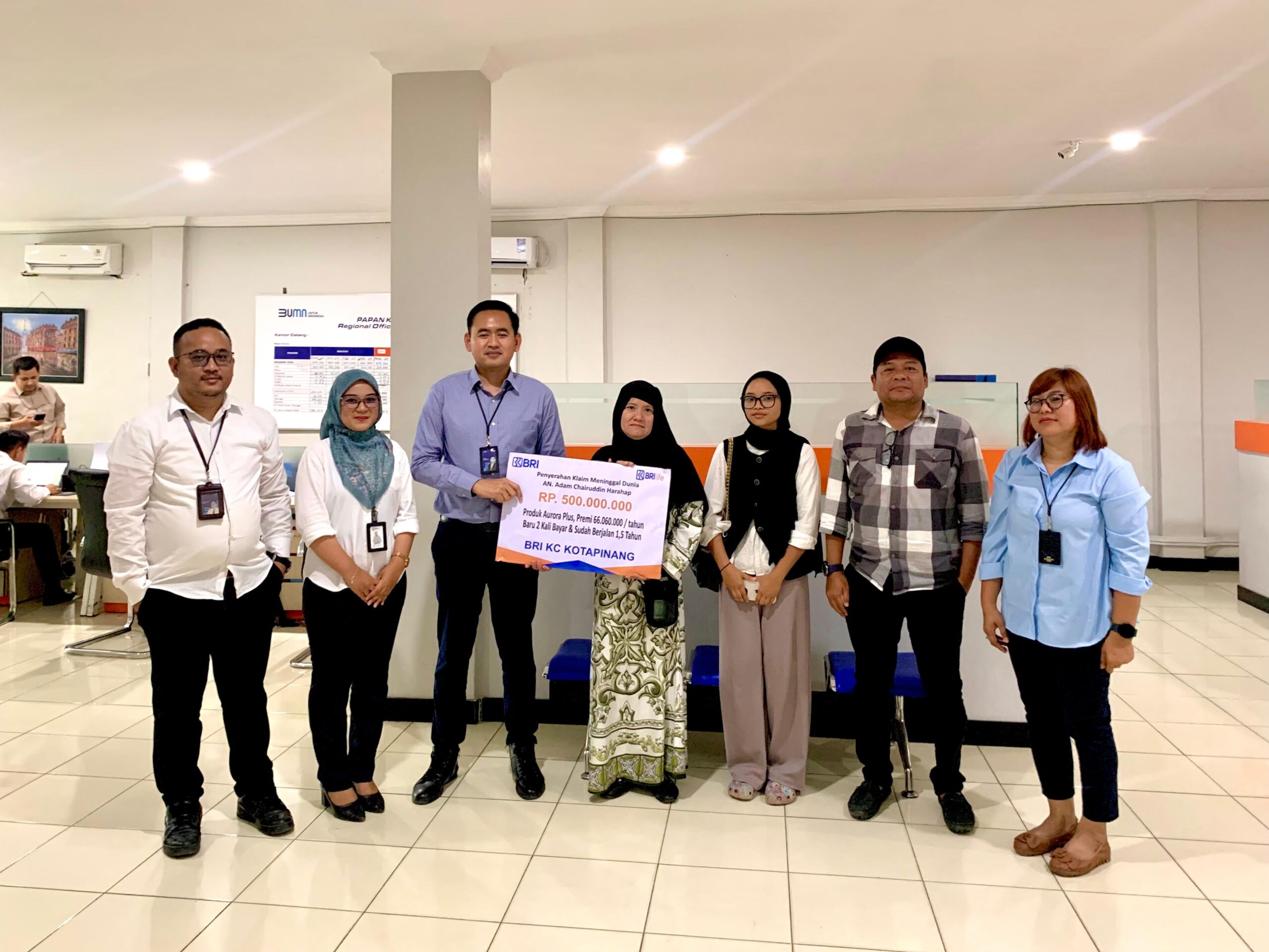 BRI BO Kotapinang Serahkan Klaim Asuransi Ratusan Juta kepada Keluarga Nasabah yang Meninggal Dunia