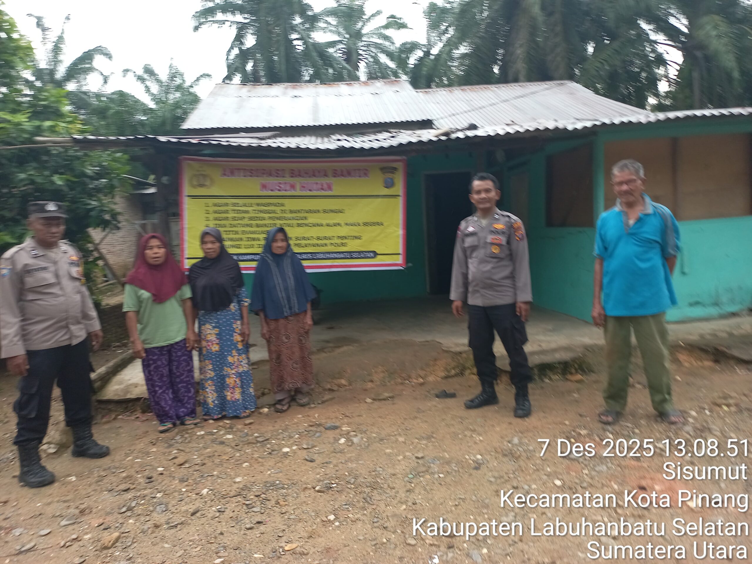 Debit Air Sungai Barumun Naik, Personel Polsek Kampung Rakyat Imbau Warga Waspada